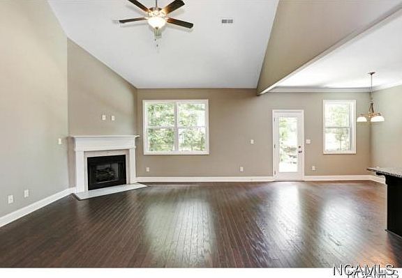 4th image of 1410 Clearwater Dr NE