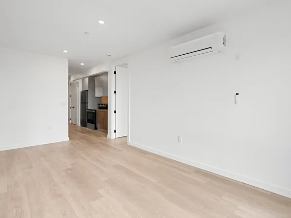 172-02 Hillside Avenue image 6 of 14