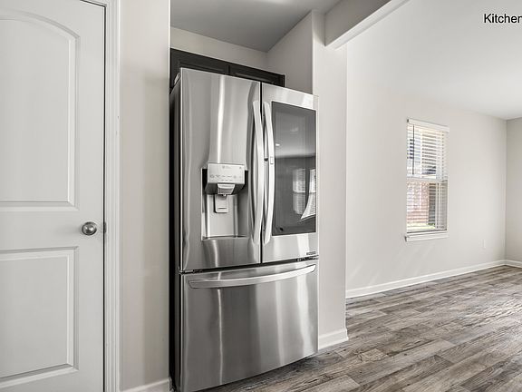 4th image of 463 W Barr St