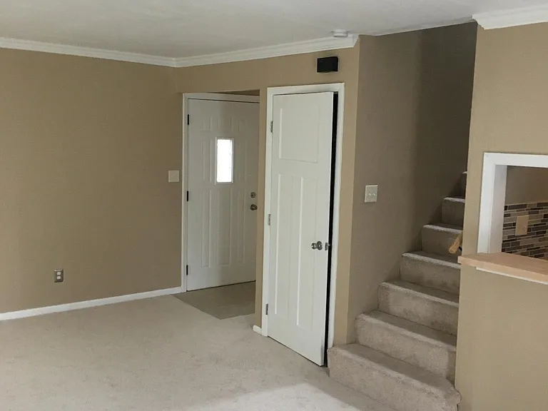 2465 Indianola Ave — Photo 9
