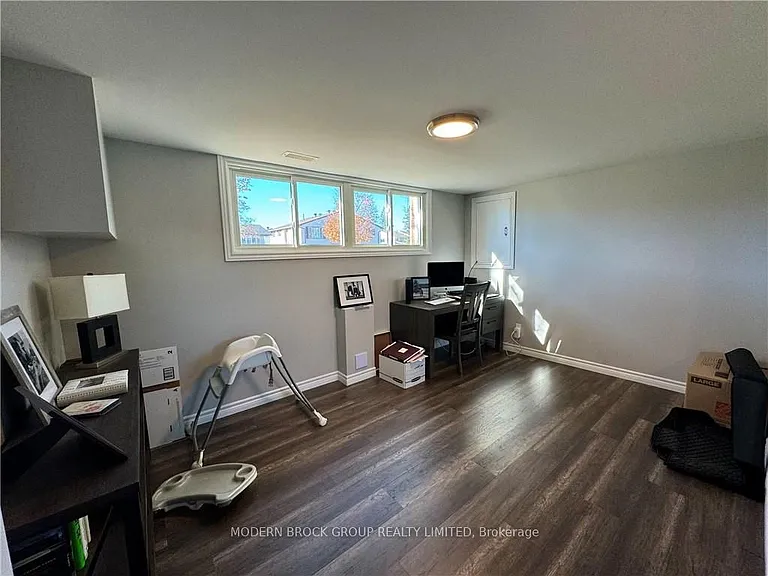 784 Comstock Cres — Photo 11