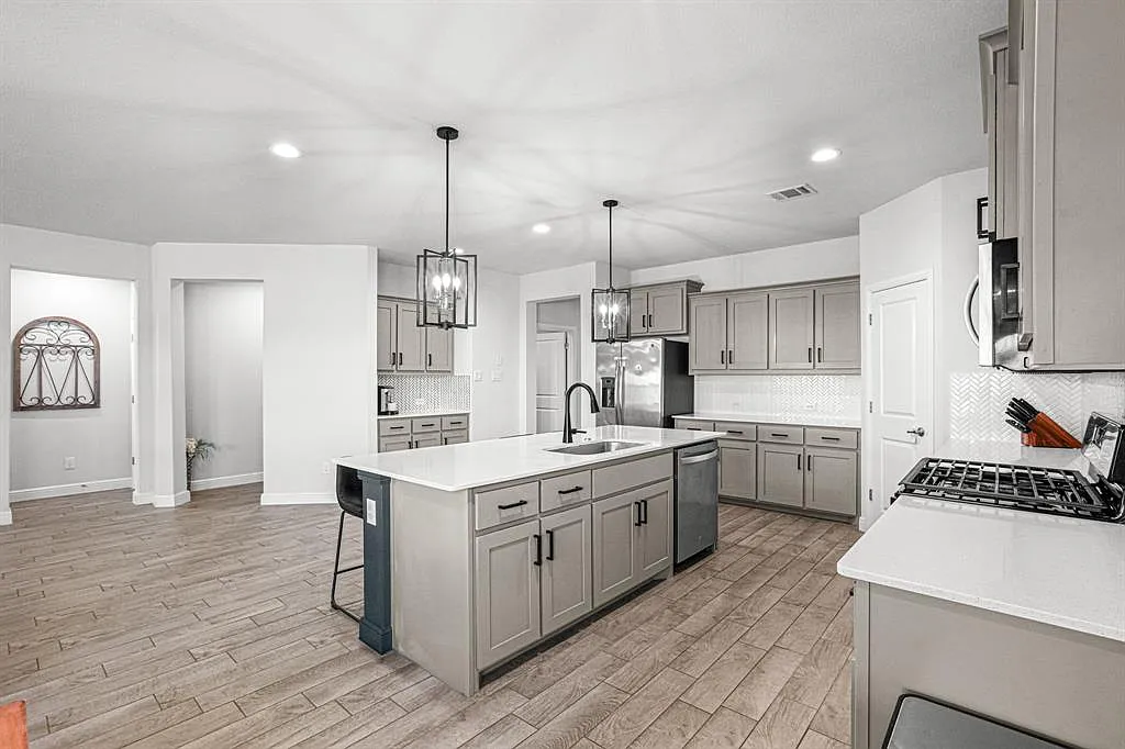 4 bed, 2.0 bath, 2039 sqft, $2,300 — Photo 4