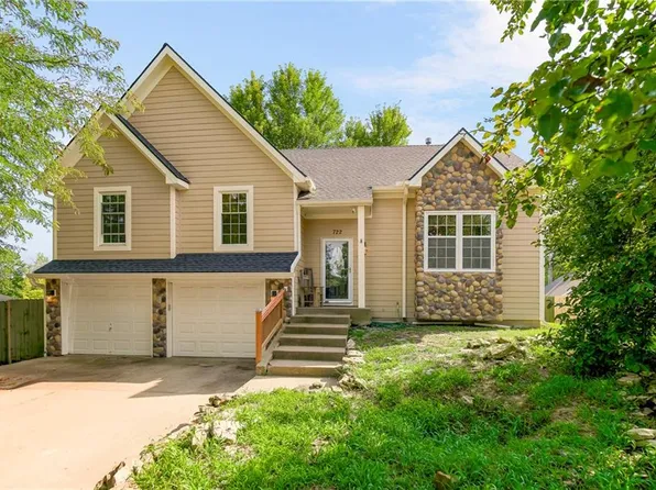 722 Bittersweet Rd, Lansing, KS 66043