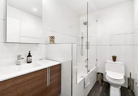 4th image of 100 W 72nd St APT 2F