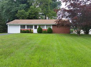 30 Pelham Rd, Kendall Park, NJ 08824