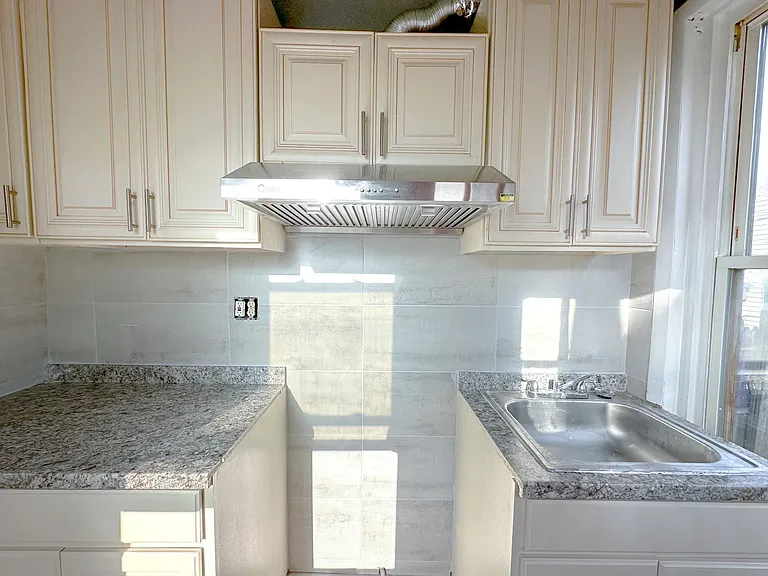 626 W Liberty St #1 — Photo 8