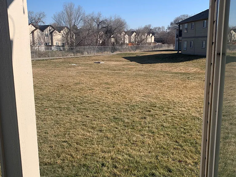 2111 E White Oak Ct — Photo 3