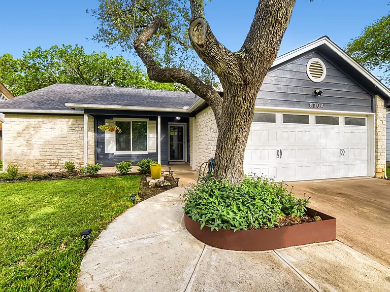 8804 United Kingdom Dr — Photo 2