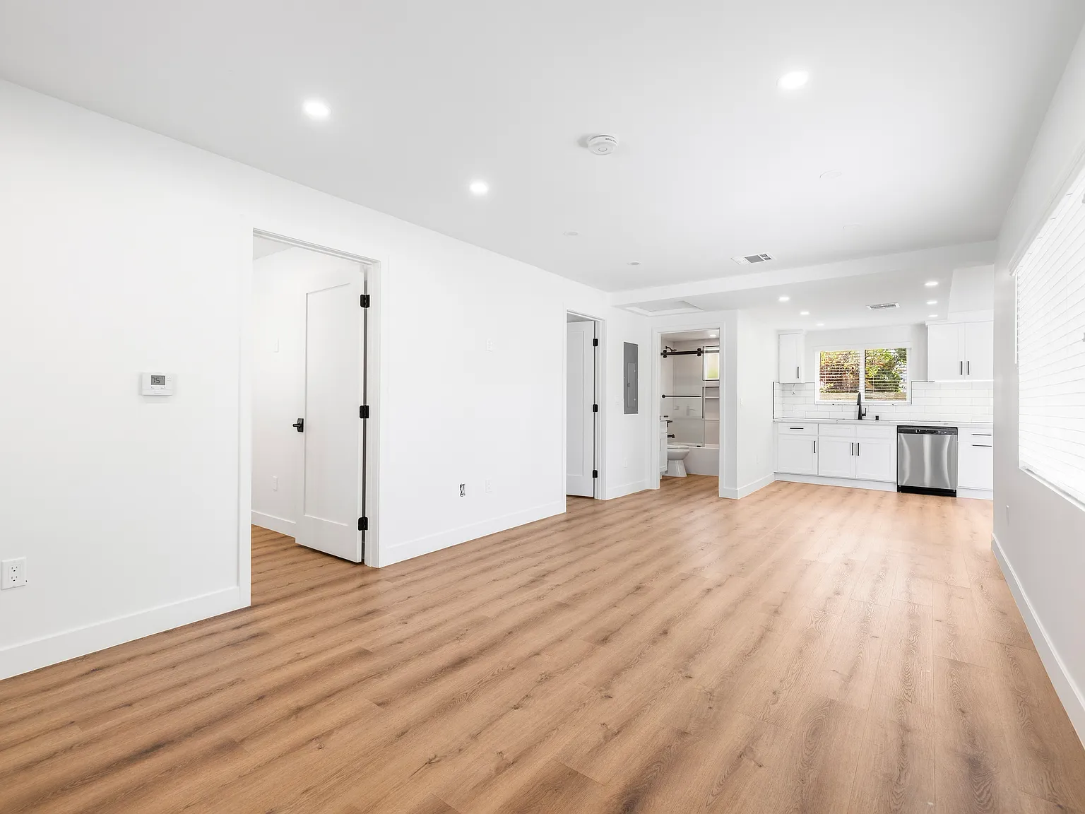 2 bed, 988 sqft, $3,300 — Photo 3