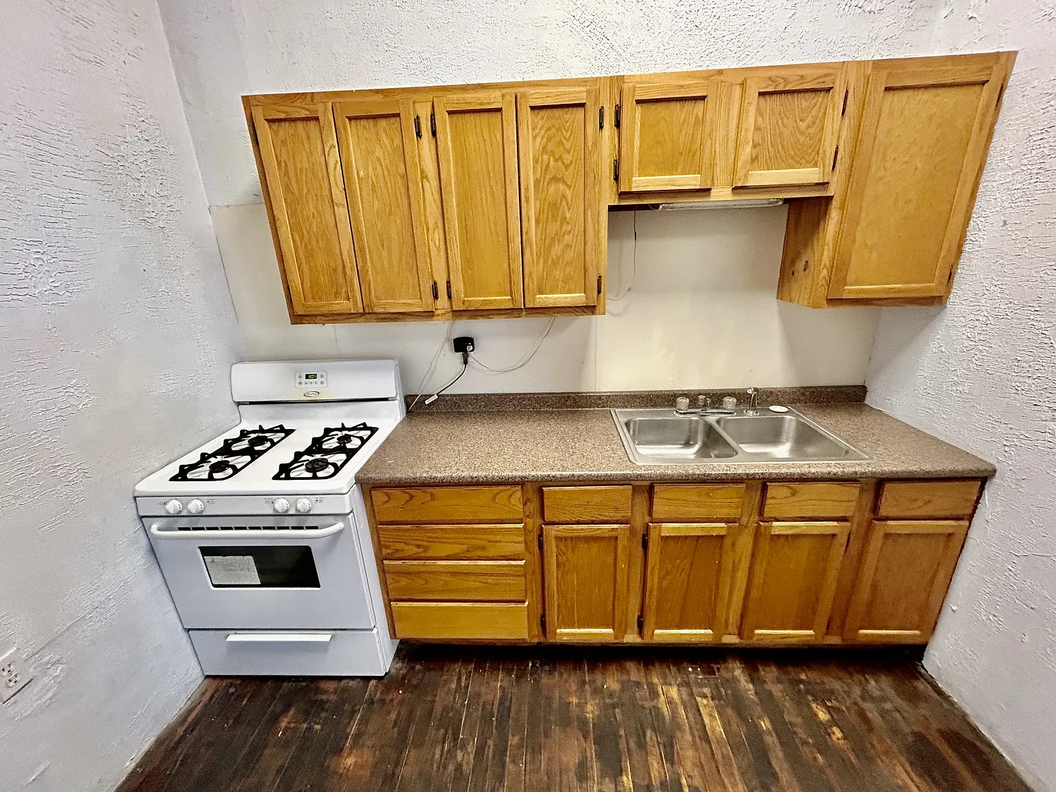 208 E Main St — Photo 3
