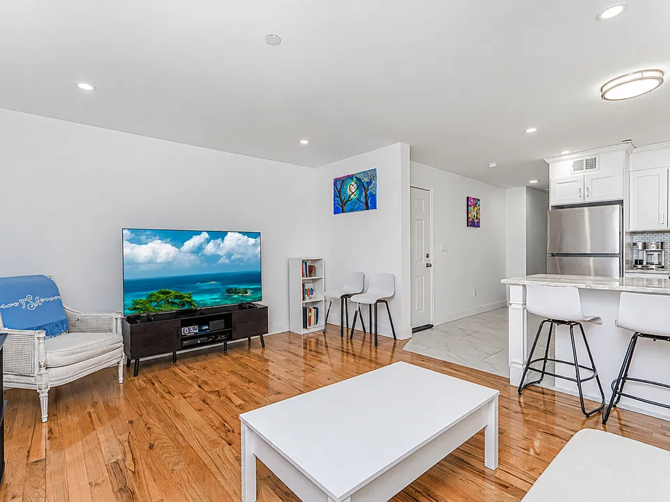 4128 Victory Blvd #2
