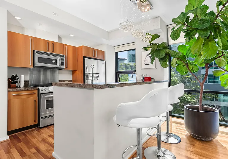 350 11th Ave #316 — Photo 7