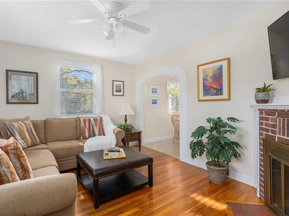 43 Maple Dr, North Kingstown, RI 02852