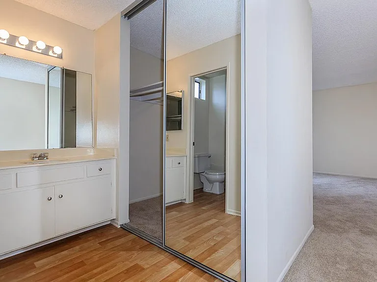 Riviera Vista Apartments — Photo 32