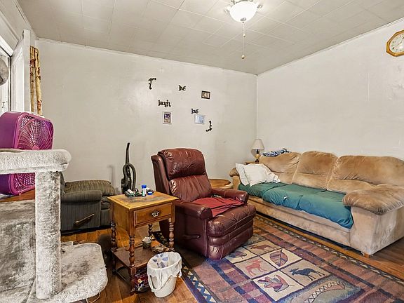 5th image of 302 N Van Buren St
