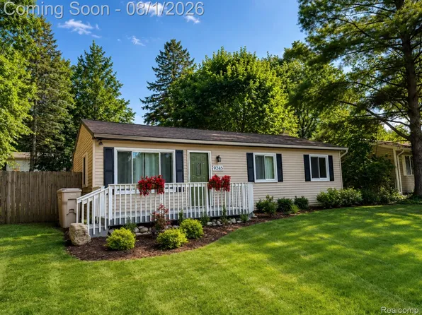 9245 Debby Jo Dr, Clarkston, MI 48346
