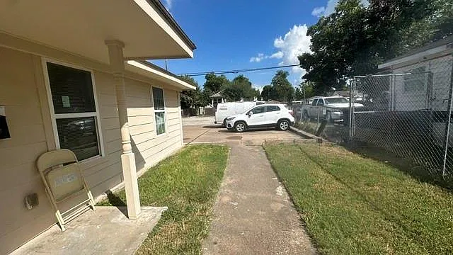 2 bed, 1.0 bath, 755 sqft, $1,000 — Photo 1