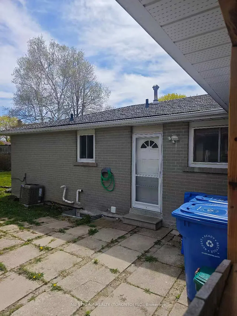 Building Photo - 25 Bigwin Dr #BASEMENT