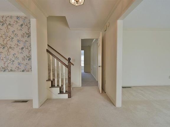 3rd image of 17 Forest Hill Dr SW