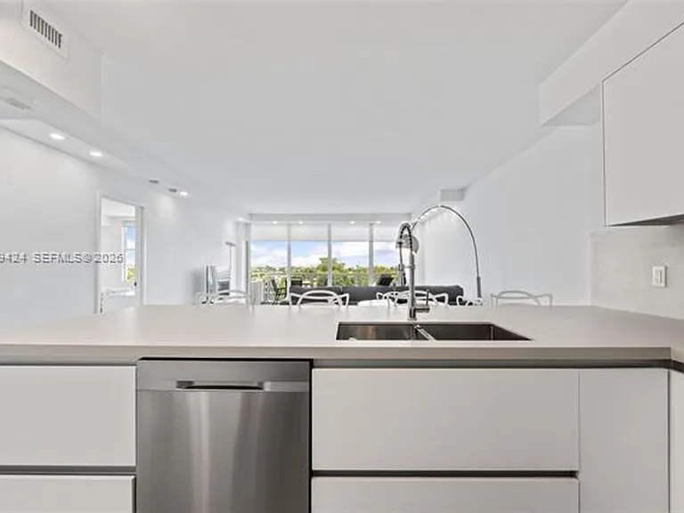 5700 Collins Ave #7J — Photo 9