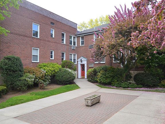 3rd image of 706 Palmer Ct APT 1C