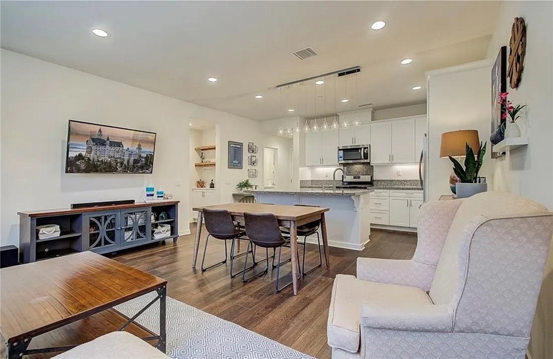 3 bed, 2.5 bath, 1440 sqft, $3,800 — Photo 4
