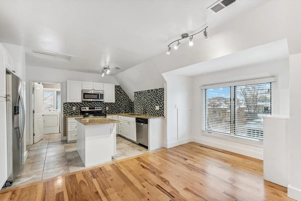 Building Photo - 475 E 9th Ave #3