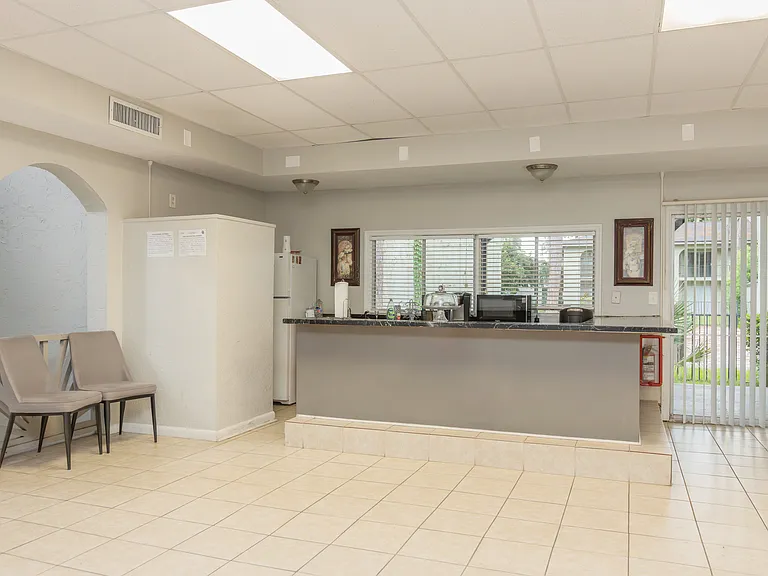 Oasis Club Apartments — Photo 14