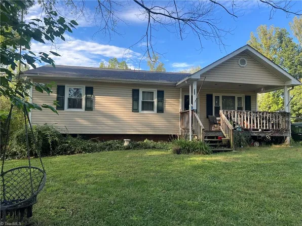 262 Woodcreek Dr, Mount Airy, NC 27030