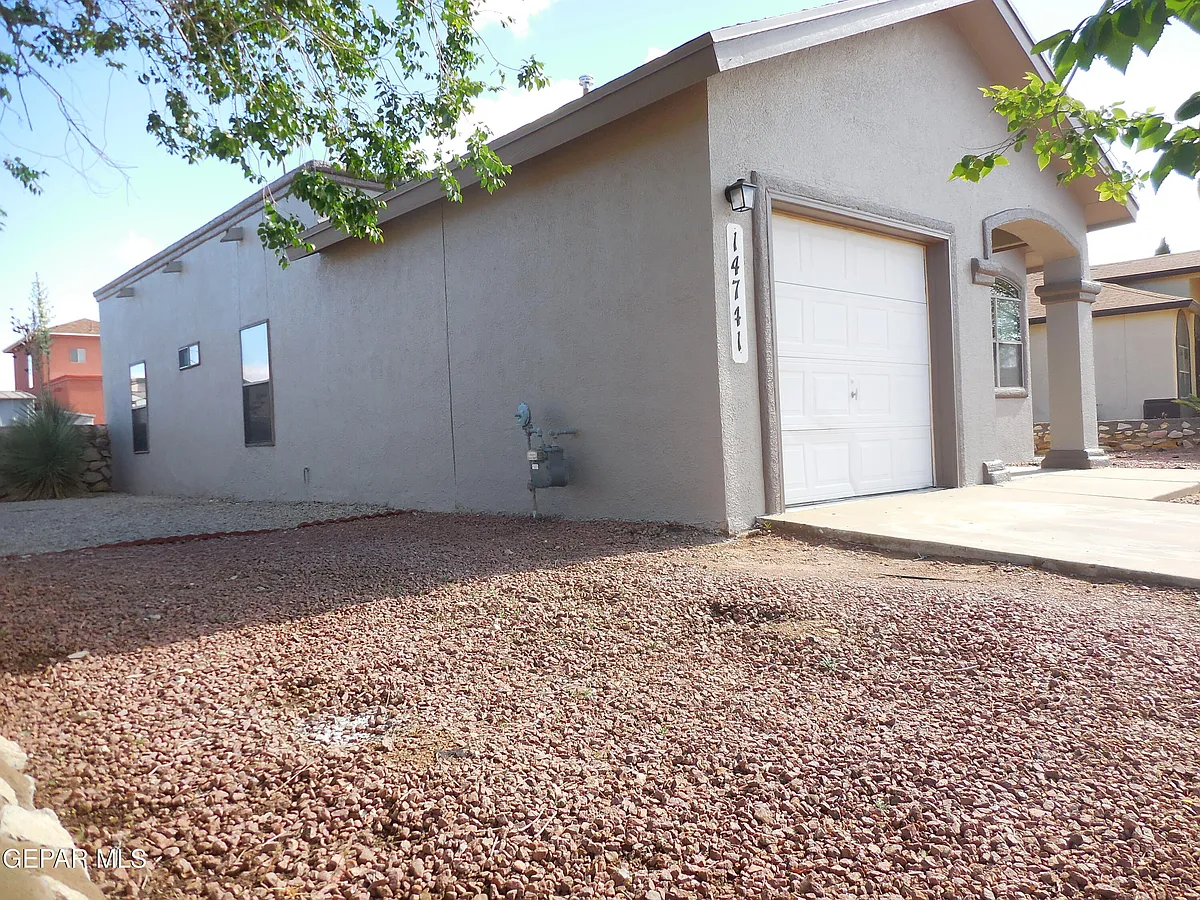 Building Photo - 14741 Calhoun Dr
