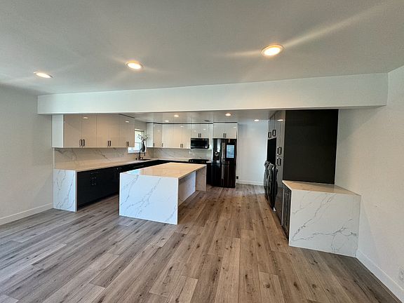 3rd image of 606 W Hillcrest Blvd #A