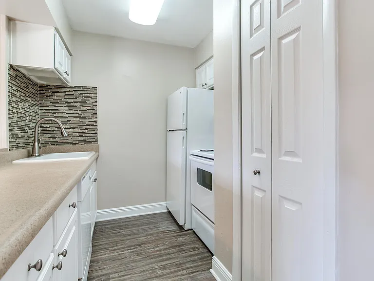 Chateau Apartments — Photo 14