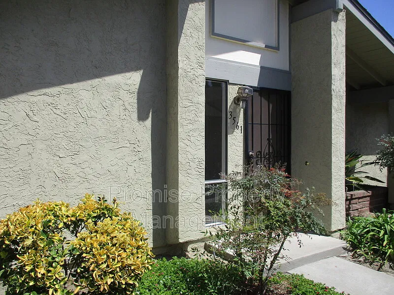 2 bed, 2.0 bath, 1000 sqft, $3,200 — Photo 2