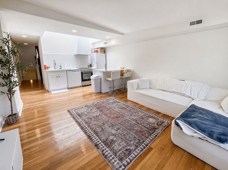 1st image of 1934 Green St APT 3FL