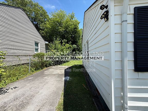 3rd image of 2620 Woodbine Ave