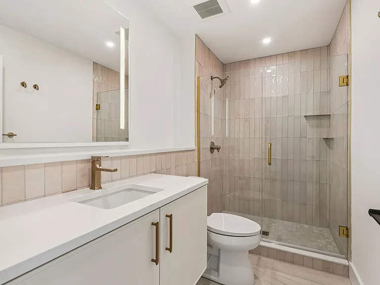 20 West — Photo 172