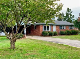 305 Sweetbriar Dr, Lexington, NC 27295