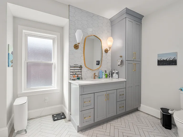 Bathroom #2 (current tenants)