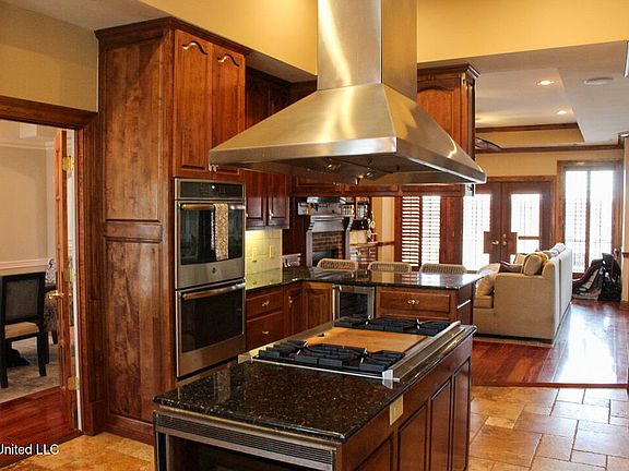 4th image of 1600 River Oaks Dr