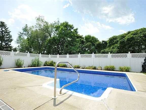 5th image of 261 Oriole Dr