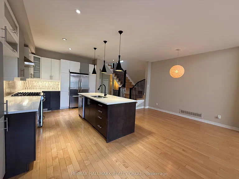 1158 Tischart Cres — Photo 8