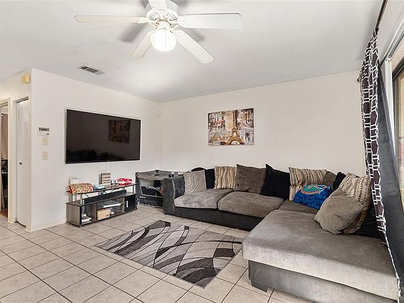 5th image of 2735 SW 35th Pl APT 801