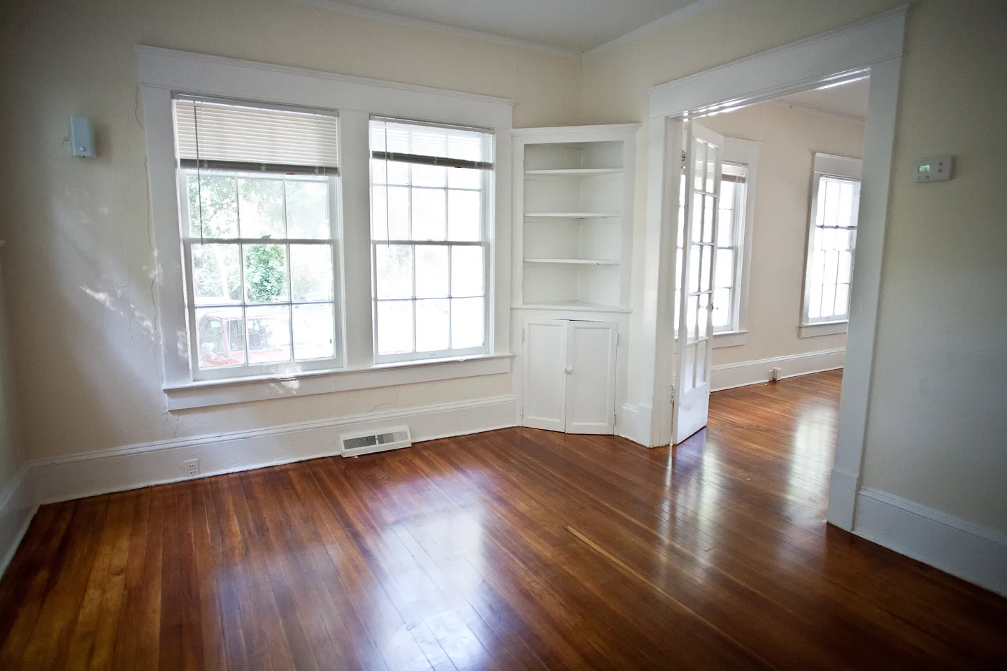 One Bedroom Renovated Cottage Apartment on North St. - Walk to Campus! — Photo 3