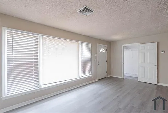 3 bed, 1261 sqft, $1,375 — Photo 2