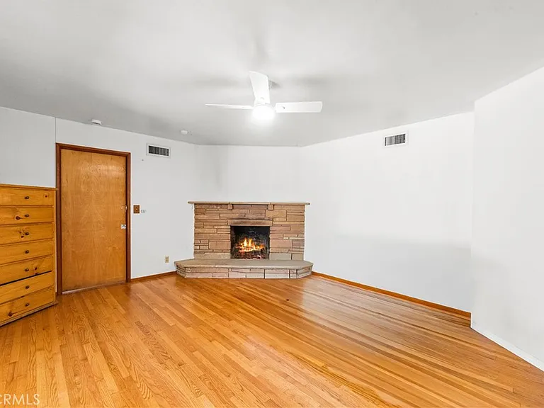 454 N Shattuck Pl — Photo 32