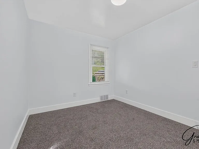 7653 Dolphin — Photo 11