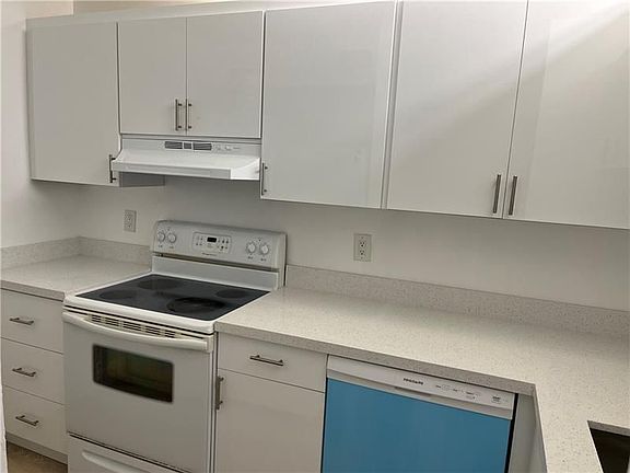 3rd image of 1026 Twin Lakes Dr