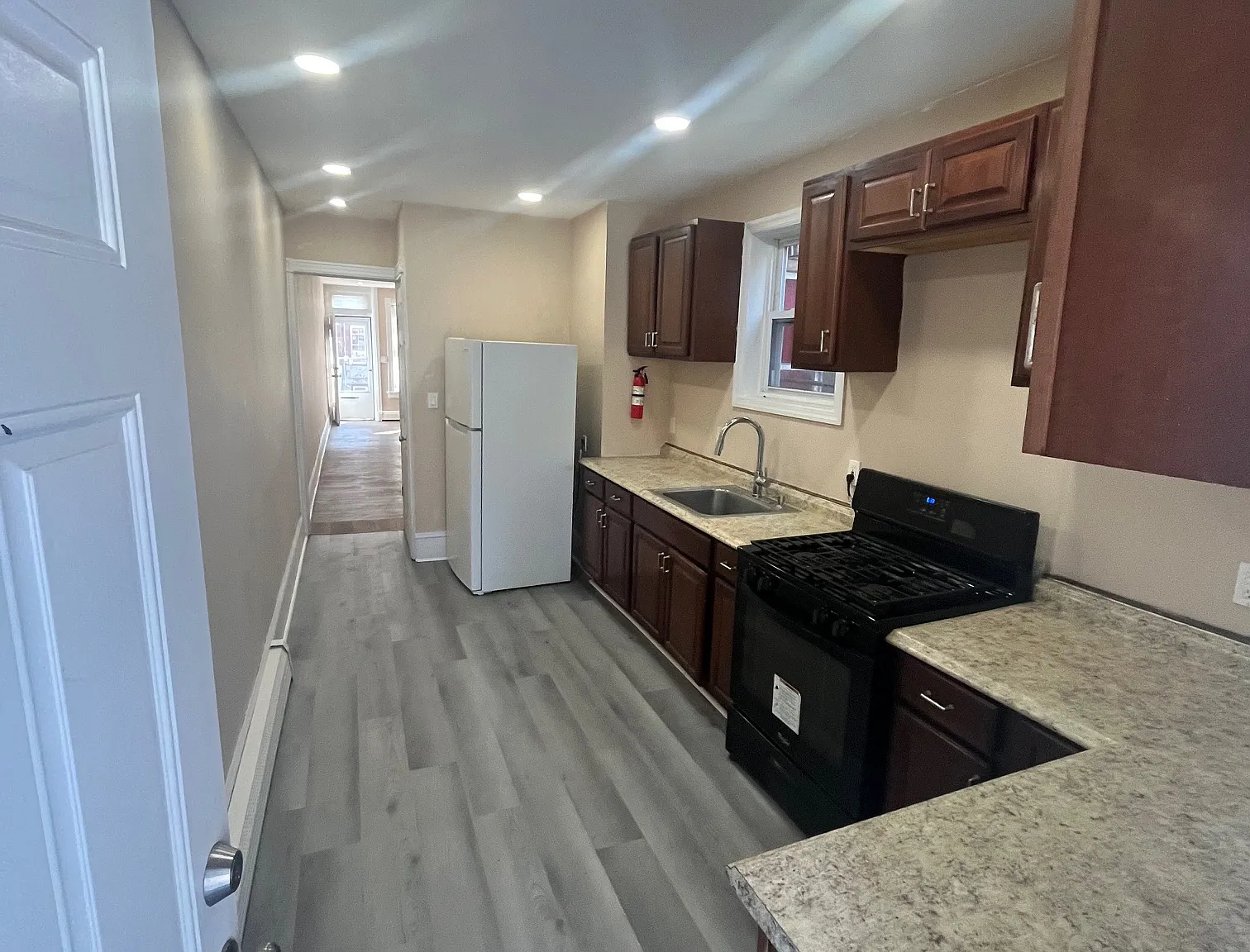 5 bed, 1500 sqft, $2,400 — Photo 2