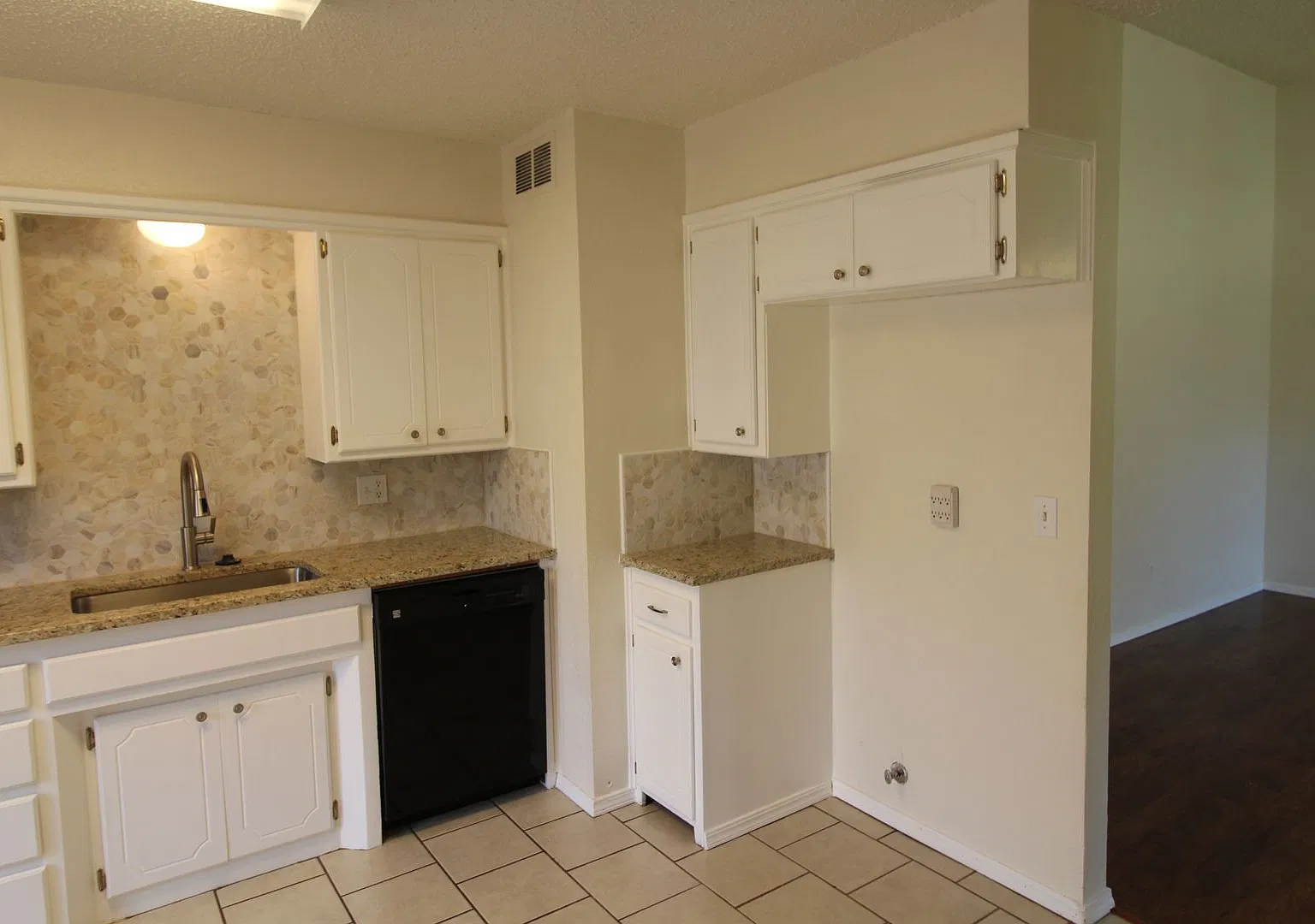 Move in Special!! 3 Bed, 2 bath, 2 car garage home - Noble, OK — Photo 4