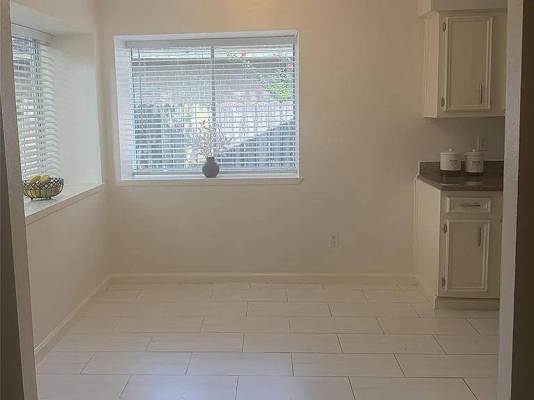 1211 Twining Oaks Ln N — Photo 8